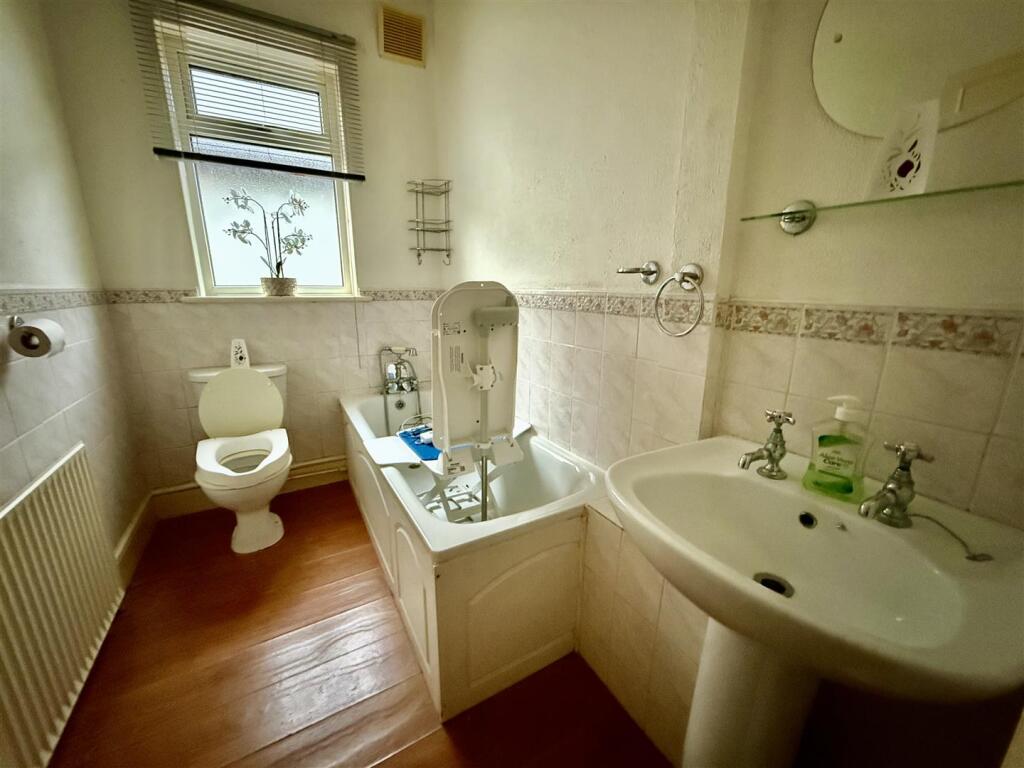 BATHROOM/WC