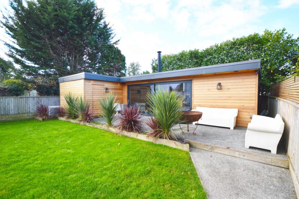 Cinema/Study &amp;  Bar Area