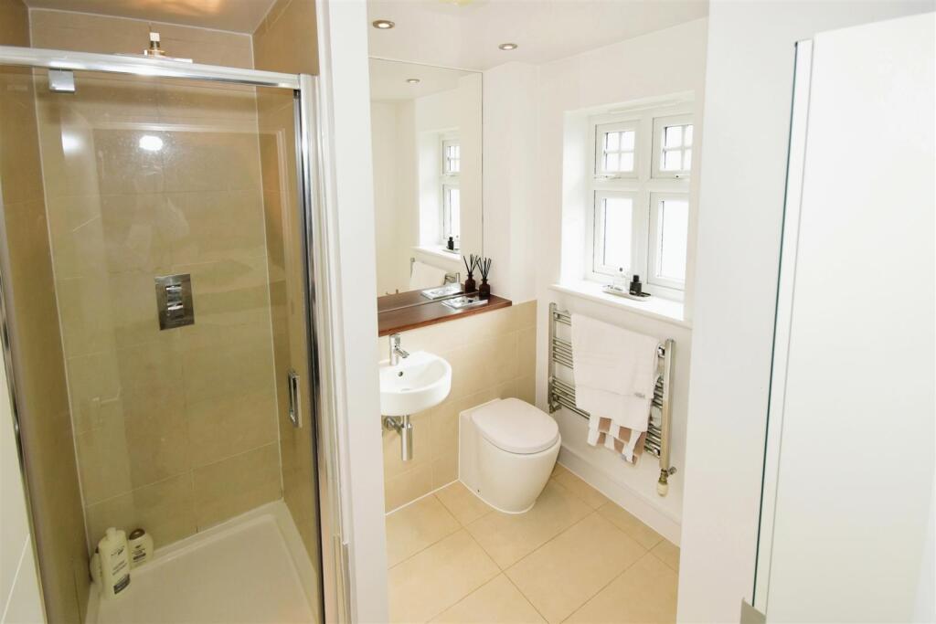 EN-SUITE SHOWER ROOM