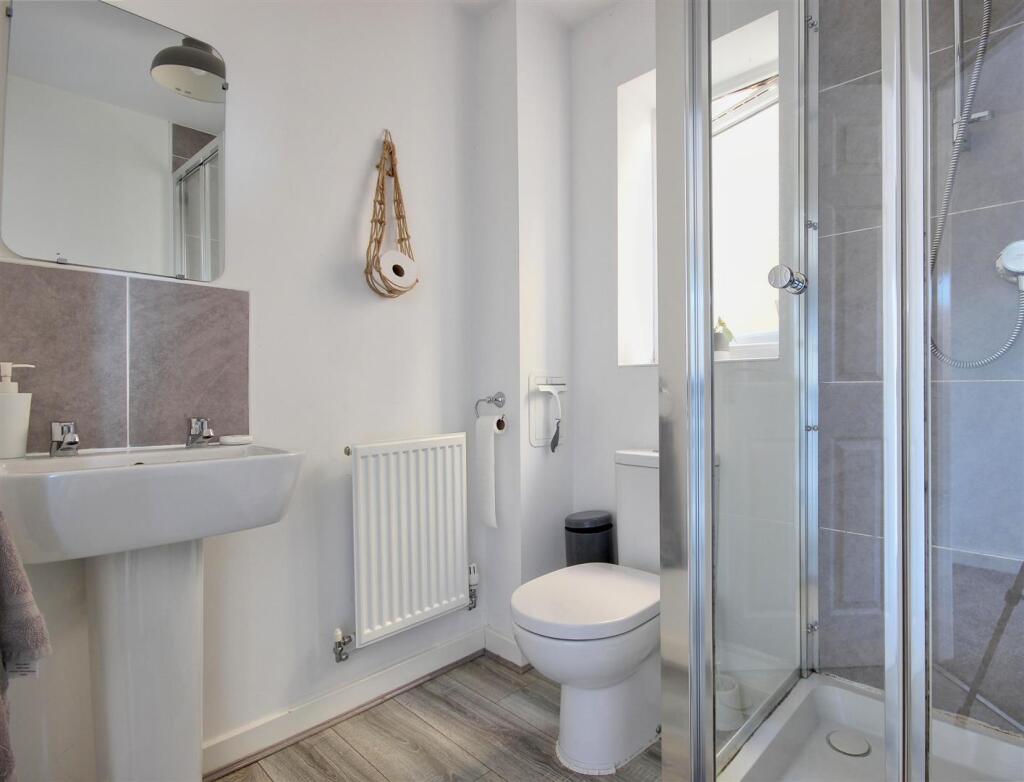 EN-SUITE SHOWER ROOM