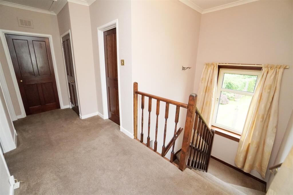 UPSTAIRS HALLWAY.jpg