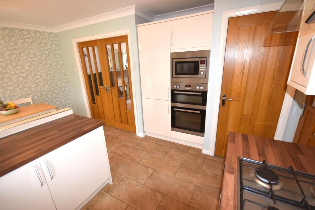 KITCHEN/DINING AREA