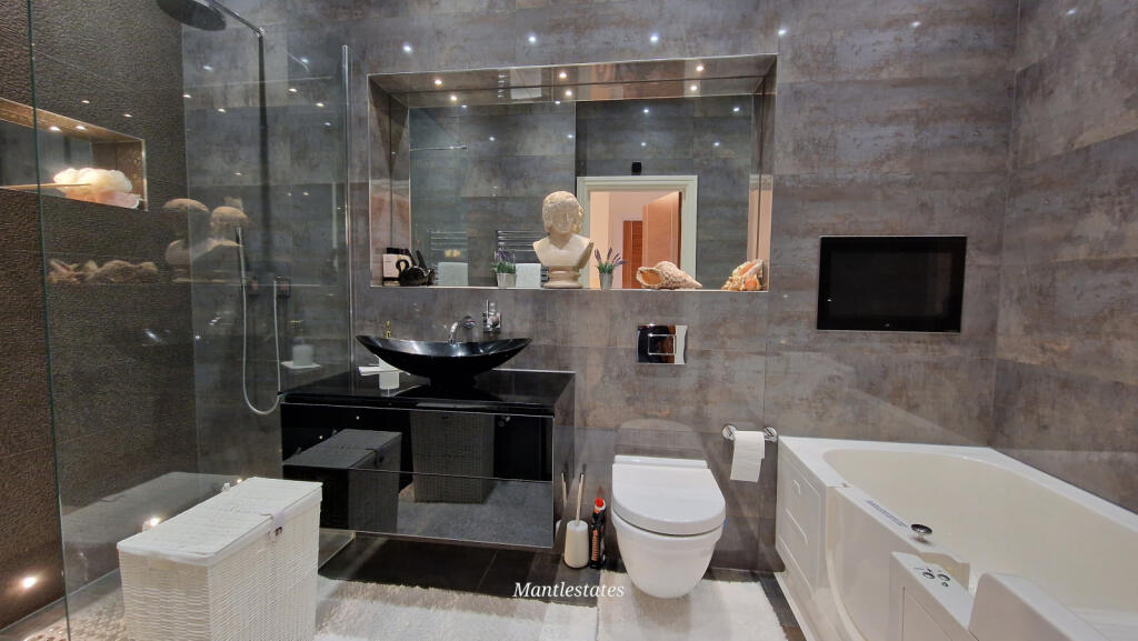 EN-SUITE TO BEDROOM ONE