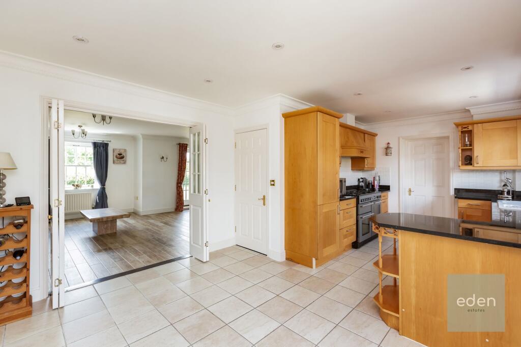 KITCHEN/BREAKFAST AREA