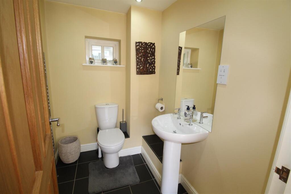 Downstairs wc.JPG