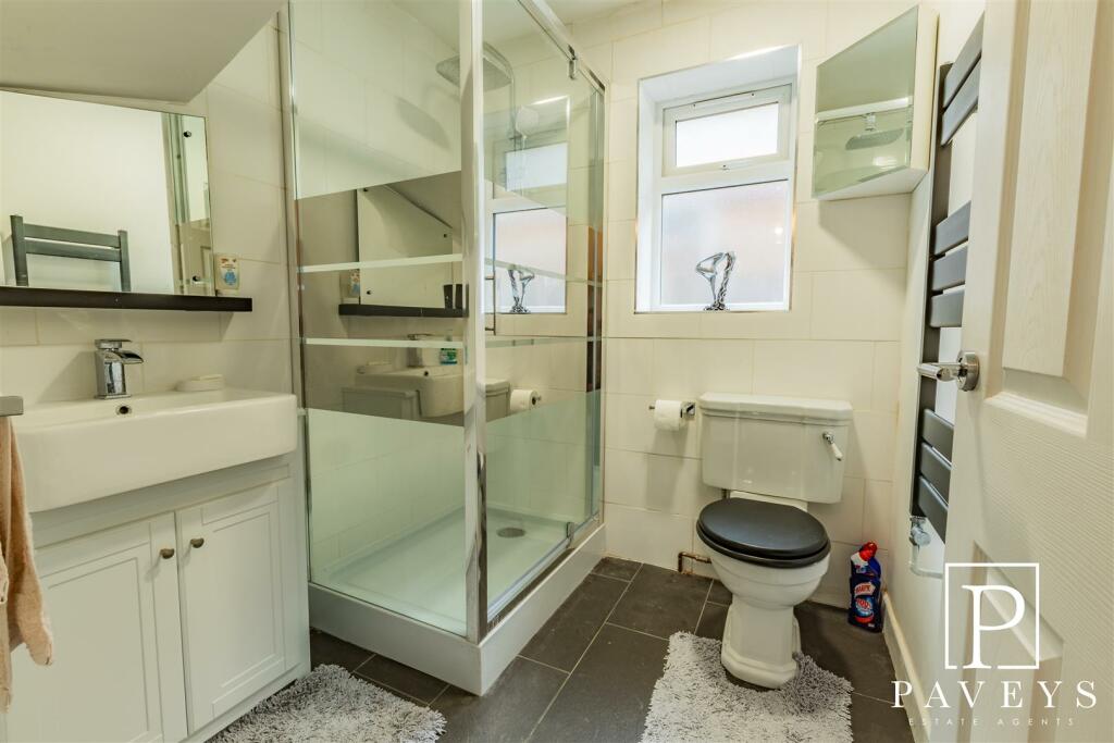 CLOAKROOM / SHOWER ROOM