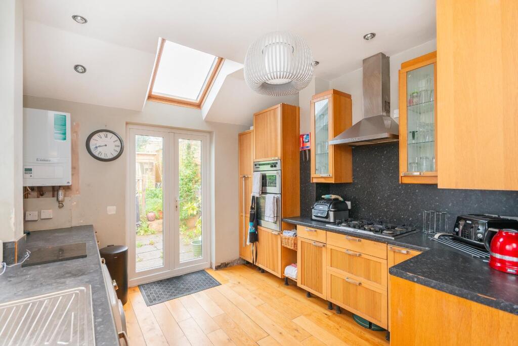 2W4RKE - Kitchen B.jpg