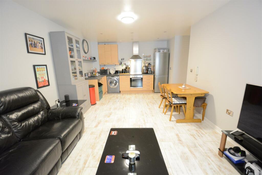 KITCHEN / DINING / LOUNGE