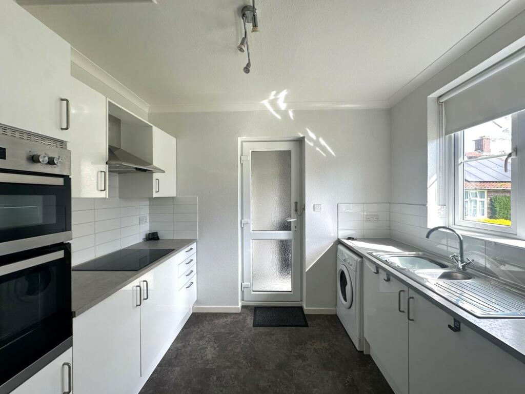 2. KITCHEN.JPG