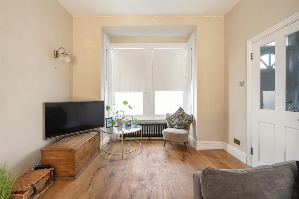 Cavendish Drive, E11