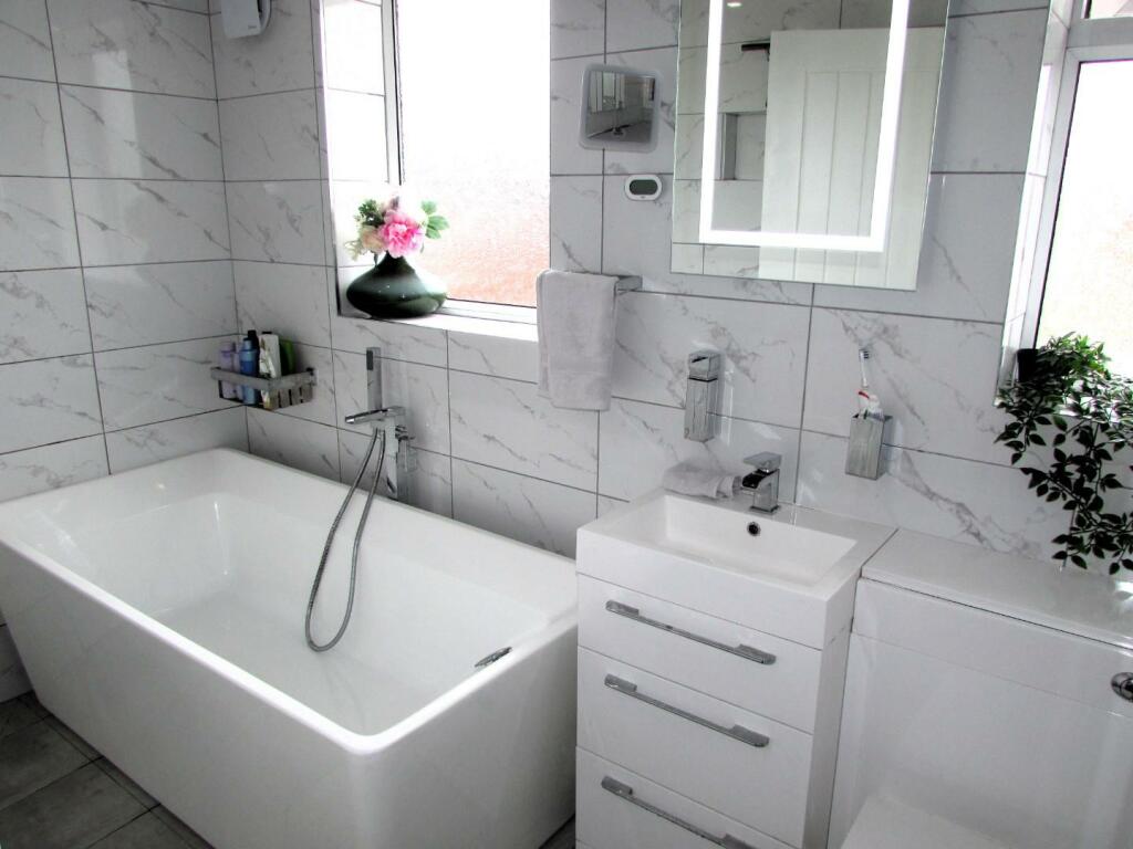 LordLane306bath1.JPG