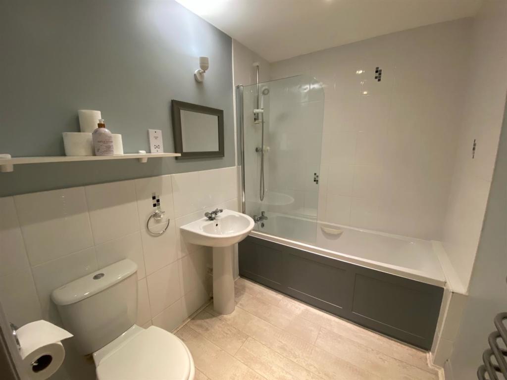 Kiln avenue 14 bathroom.jpg