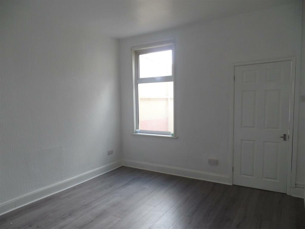 127 Richmond st rear lounge.jpg
