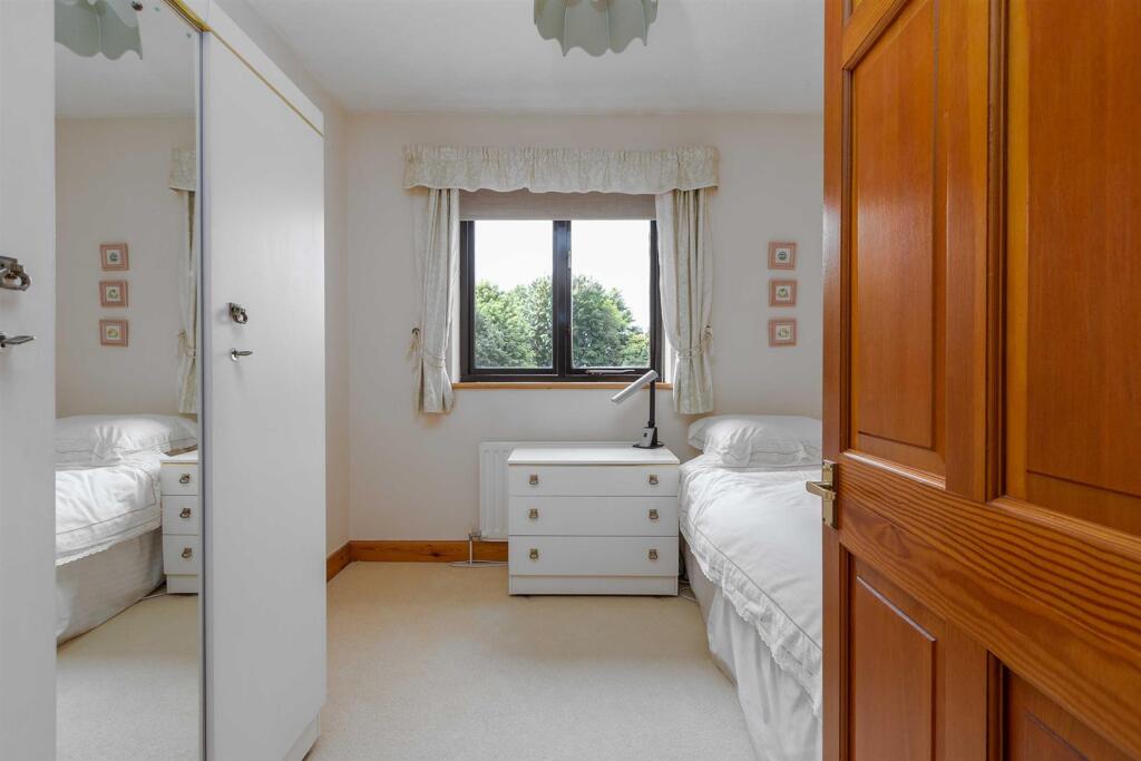 12 Manor House Close, Rugby (13).jpg