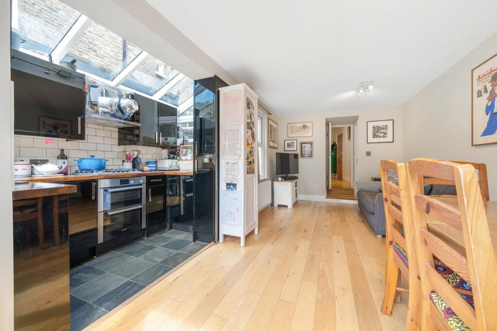 Kitchen (2).JPG