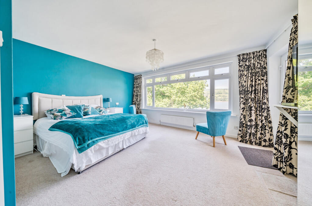 1284104-4-682b523...