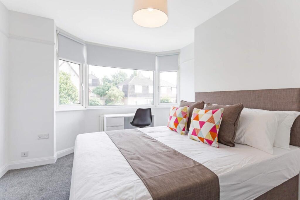 A bright and spacious large double bedroom feat...