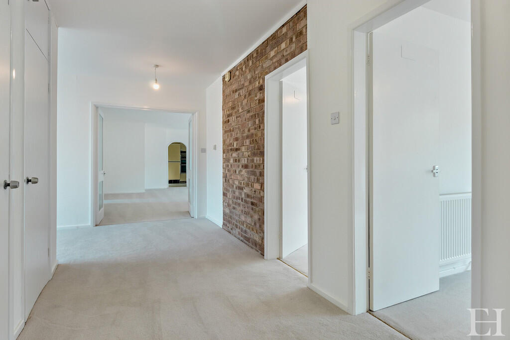 8658771-interiorW...
