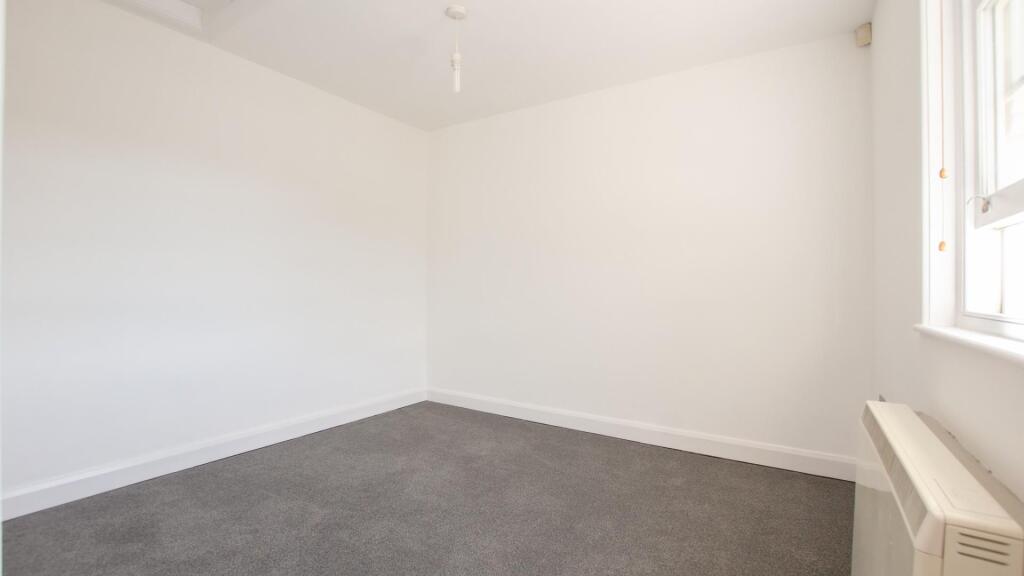 7 Crossley Crt (4).jpg