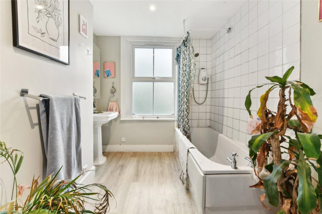 Bathroom (Upper M)