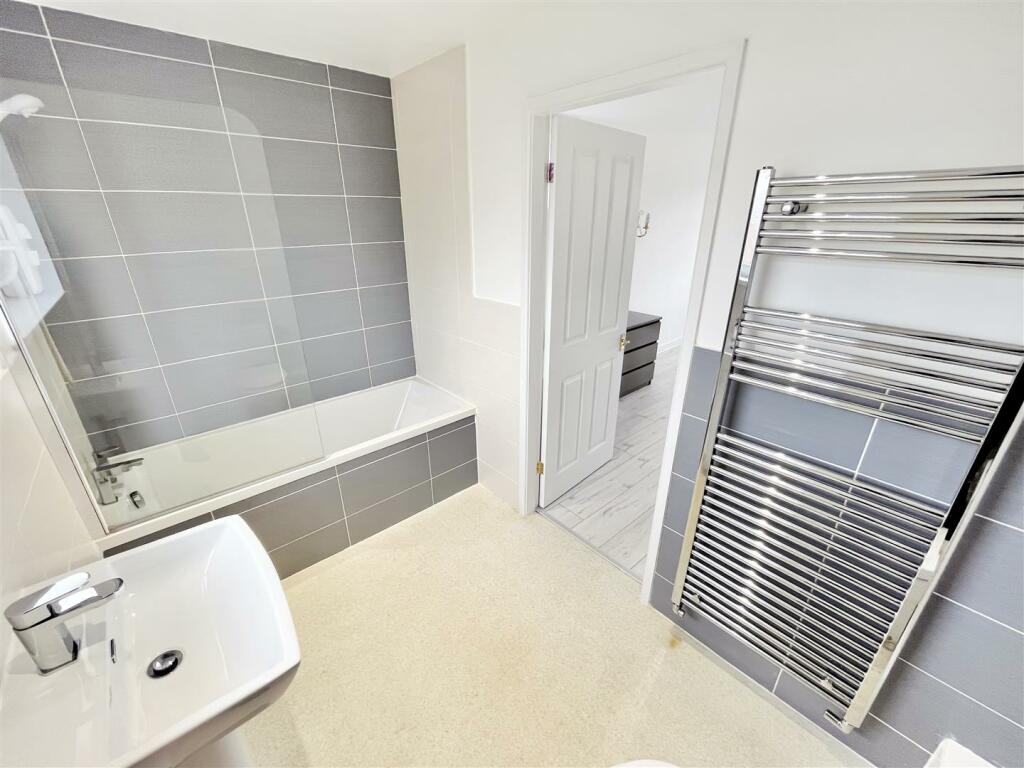 En Suite Bathroom Aspect 2.jpg