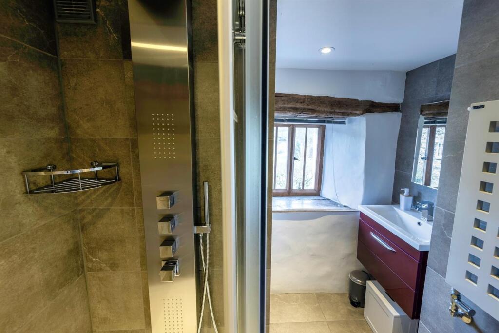 26 house shower room.jpg