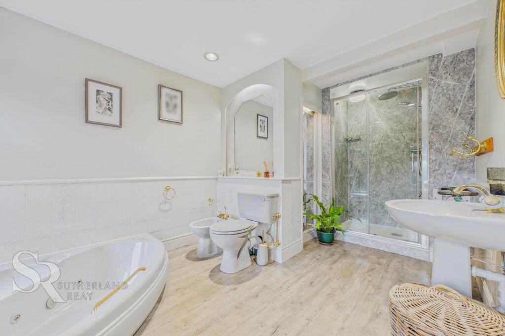 Principal En Suite Bathroom