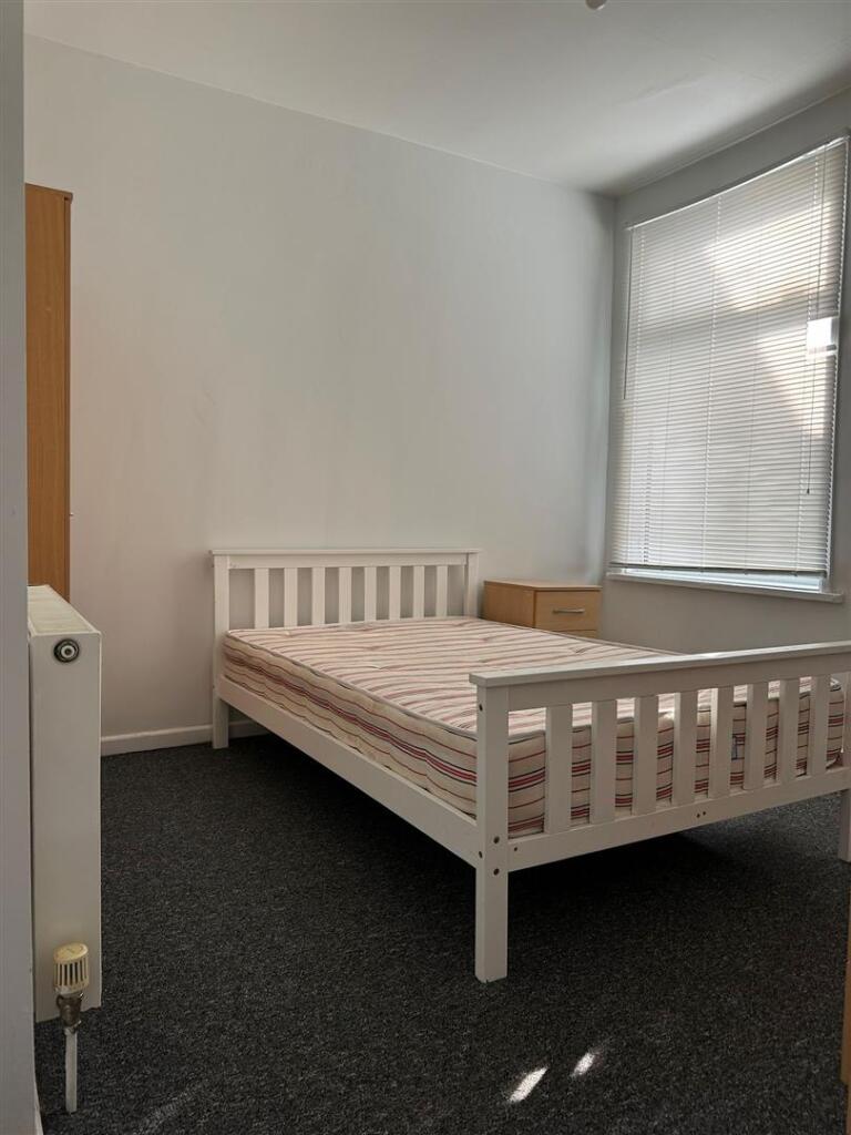 Bed 1.jpg