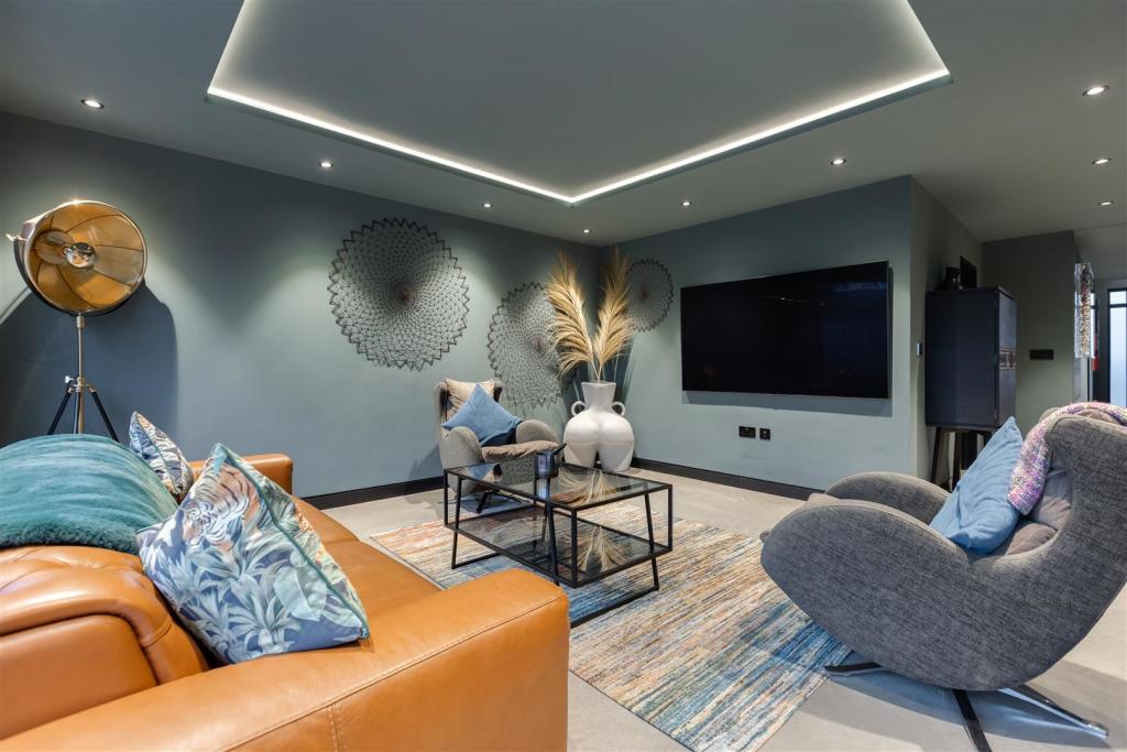 LOUNGE AREA