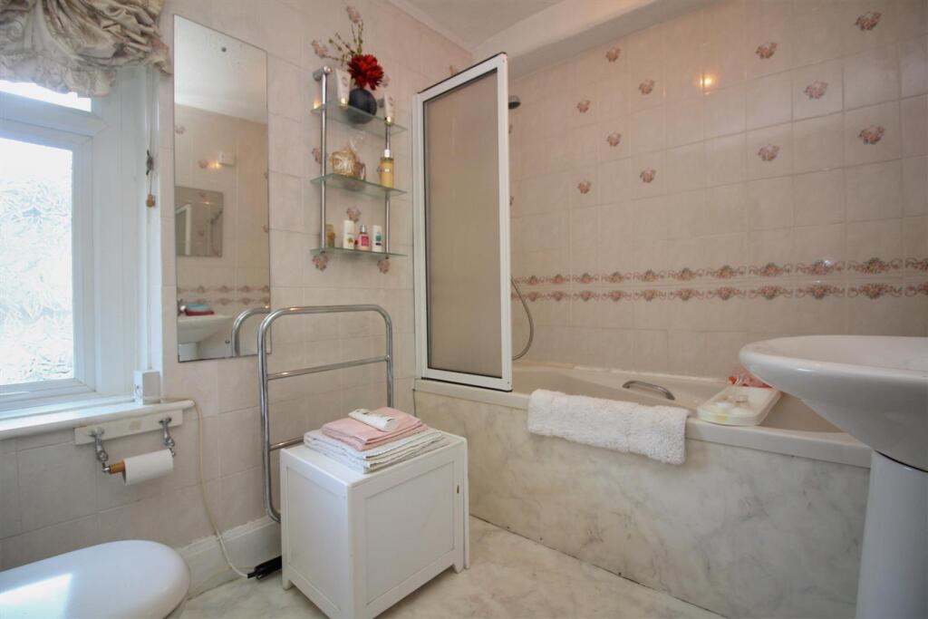 upstairs bathroom.jpg