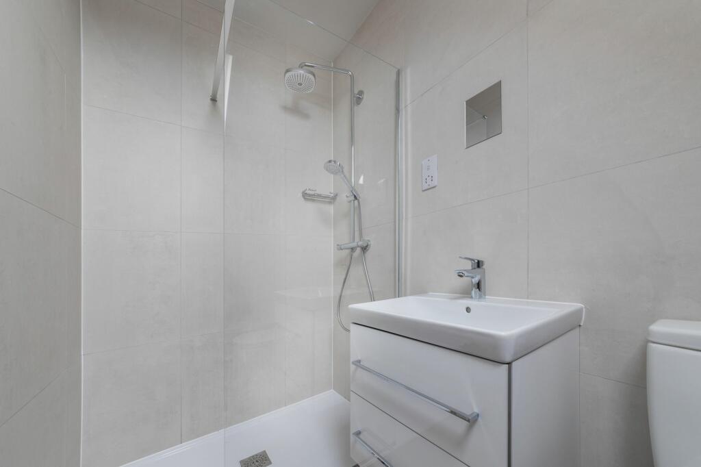 Principal Bedroom En-Suite