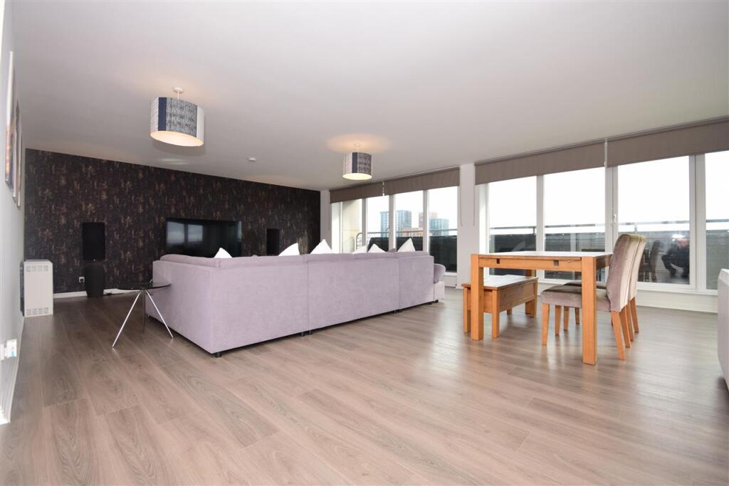 Lounge / Dining