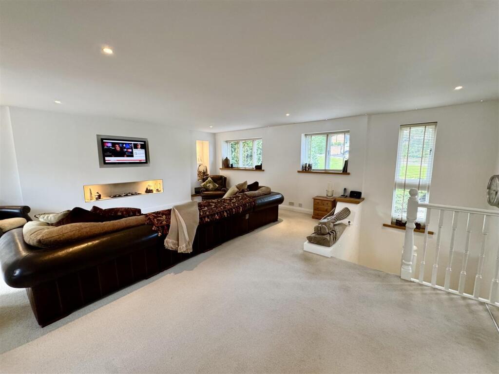 OPEN PLAN LIVING/DINING AREA