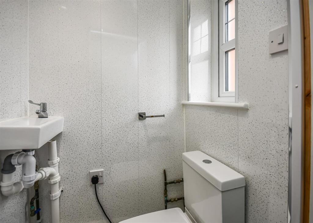 11 Van Diemans Road-Cloakroom.jpg