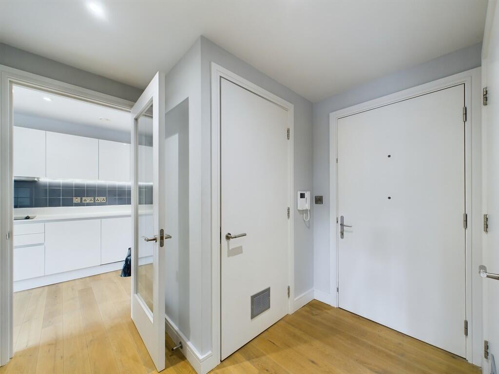 Front Door/Hallwa...