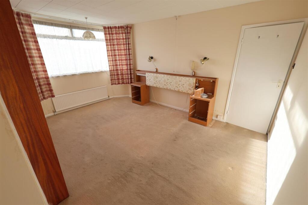 QR Bedroom 1i.JPG