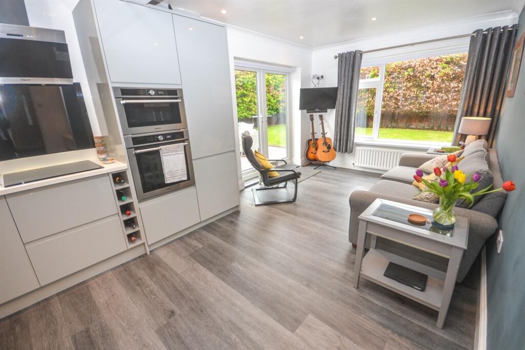 Kitchen Diner / Fami