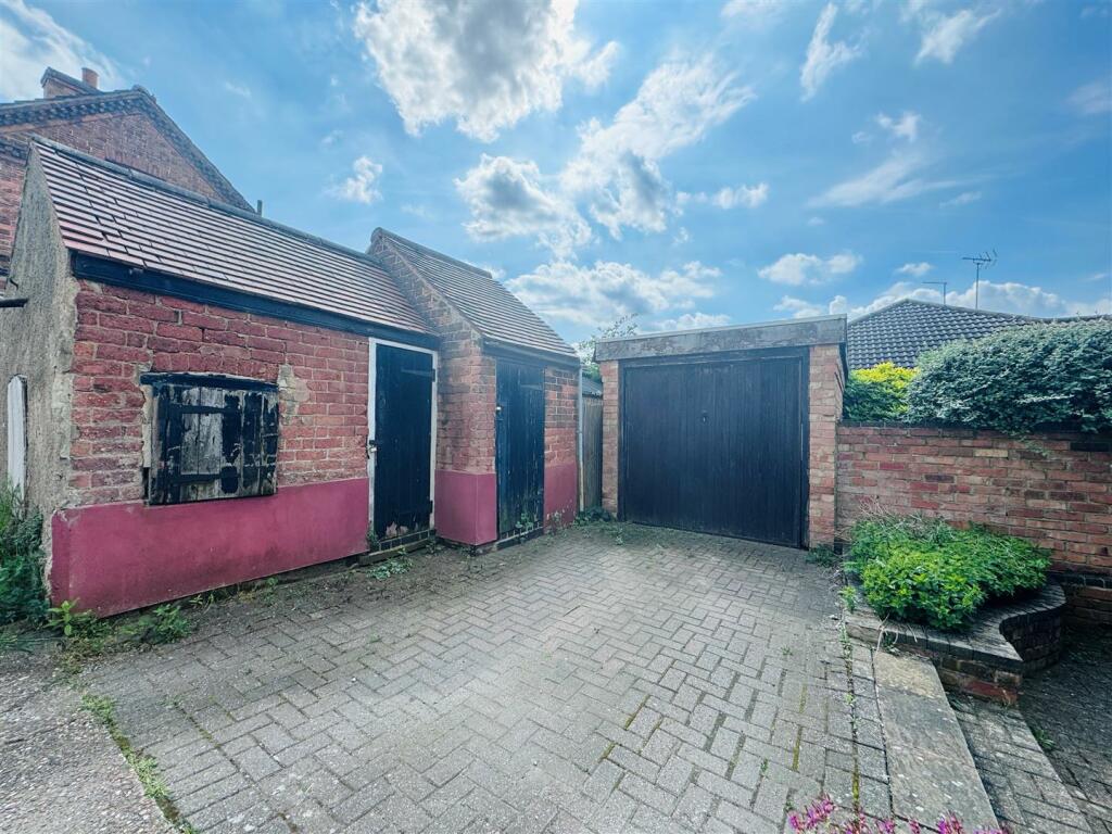 DRIVEWAY &amp; GARAGING