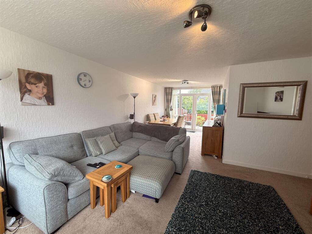 L-SHAPED LOUNGE &amp; DINING AREA