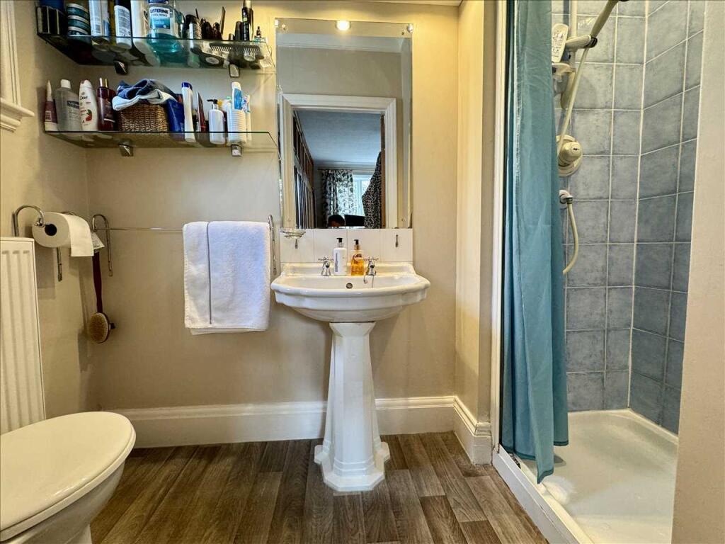 EN-SUITE SHOWER ROOM