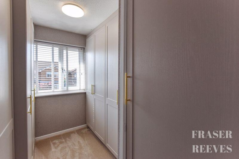 Bed 4/dressing room.