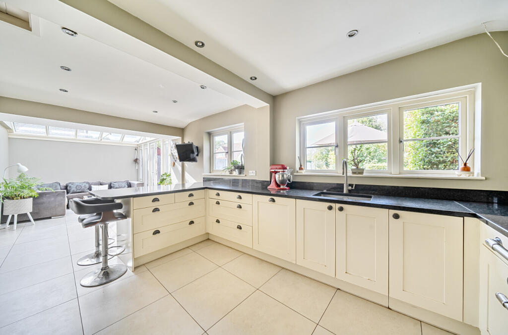 1348330-4-68bb410...