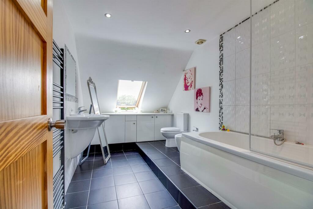BATHROOM/W.C.