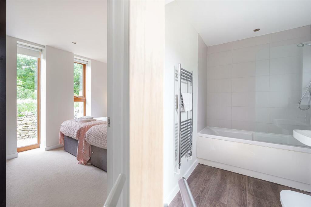 Bedroom/Bathroom