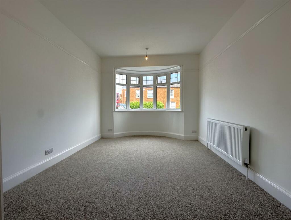Master Bedroom With Bow-Window 557