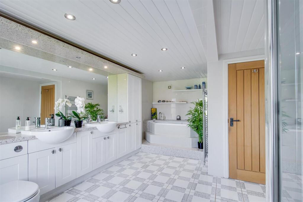 BATHROOM/W.C.