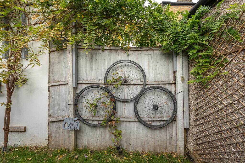 Ernald Avenue, E6