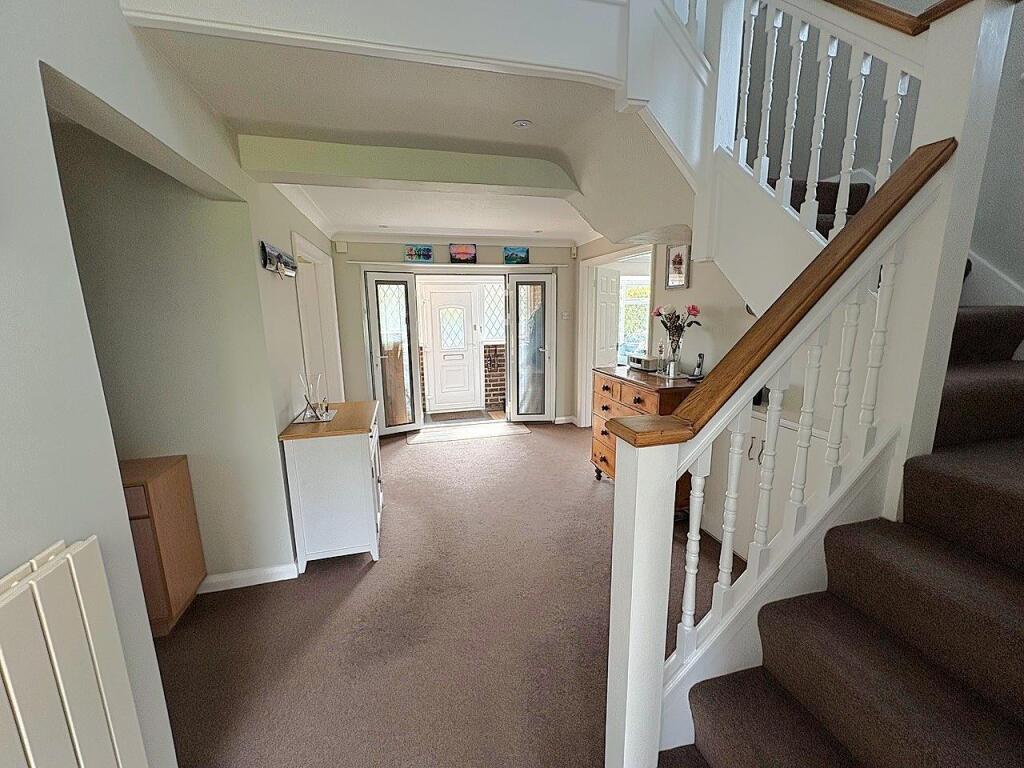 27 De la Warr Road - Hall4.jpg