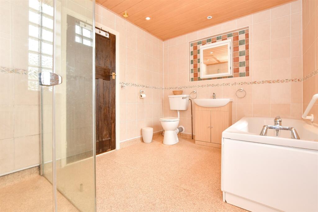 En-Suite Bathroom