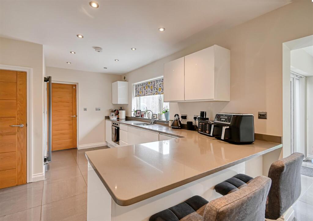 12 Queensway Drive-04.jpg